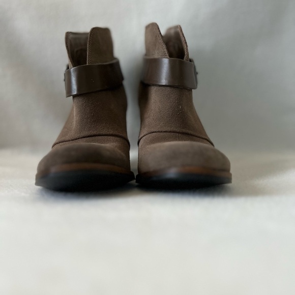 BCBG Size 6M Taupe Brown Leather/ Suede Booties - Picture 12 of 16